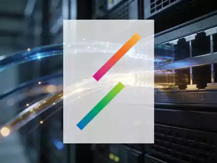 Abstrakte Darstellung moderner Glasfasertechnologie und Hochgeschwindigkeits-Datenübertragung in einem Rechenzentrum. - Foto: über boerse-global.de