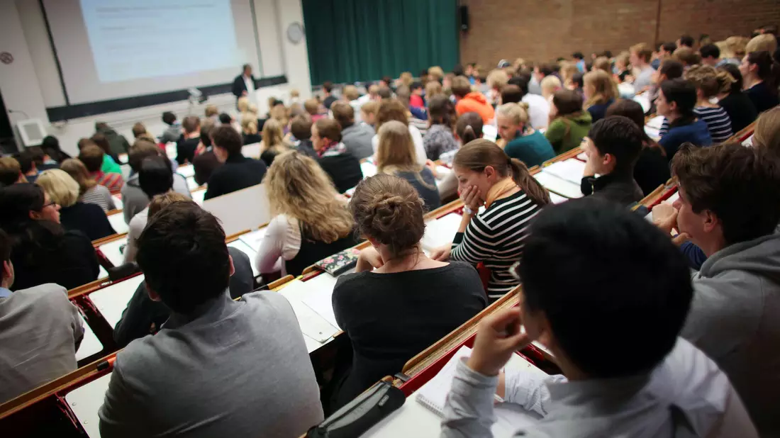 Rund jeder sechste Studierende bekommt Bafög.  - Bild: Oliver Berg/dpa