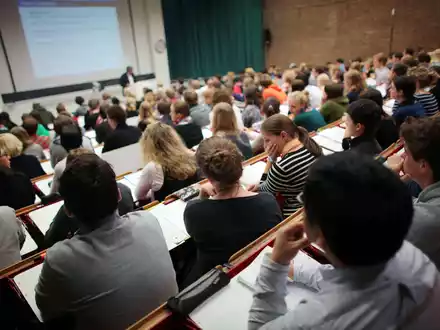 Rund jeder sechste Studierende bekommt Bafög. - Foto: Oliver Berg/dpa