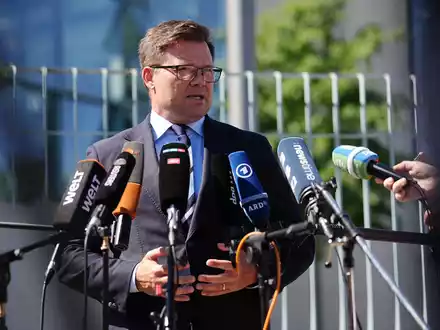 Der Bund soll einfacher Geld ausgeben dürfen für den Schutz vor zunehmender Hitze, sagt Carsten Schneider. - Foto: Kay Nietfeld/dpa