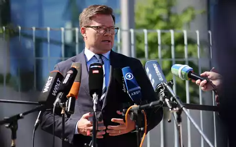 Der Bund soll einfacher Geld ausgeben dürfen für den Schutz vor zunehmender Hitze, sagt Carsten Schneider. - Foto: Kay Nietfeld/dpa