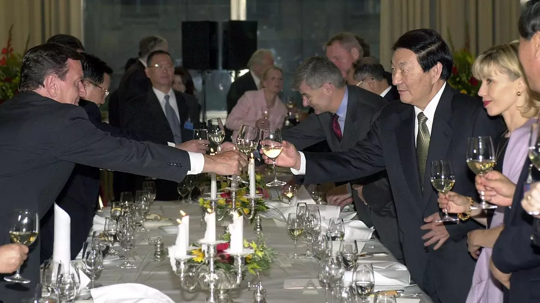 Unter Ex-Ministerpräsident Zhu Rongji läutete China seinen wirtschaftlichen Aufstieg ein. (Archivbild)  - Bild: picture-alliance / dpa