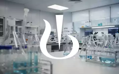 Modernes, unscharfes Labor im Hintergrund als Symbol für die pharmazeutische Industrie und Unternehmensentwicklung. - Foto: über boerse-global.de