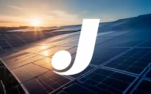 Moderne Photovoltaikanlage bei Sonnenaufgang als Symbol für nachhaltige Solarenergie. - Foto: über boerse-global.de