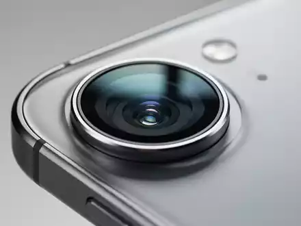 Nahaufnahme eines modernen Smartphone-Kameraobjektivs bei natürlichem Licht, das technische Präzision und Hardware-Qualität symbolisiert. - Foto: über boerse-global.de
