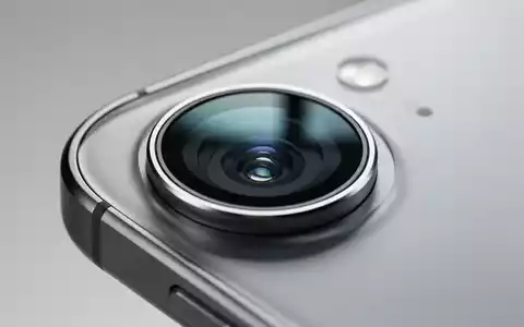 Nahaufnahme eines modernen Smartphone-Kameraobjektivs bei natürlichem Licht, das technische Präzision und Hardware-Qualität symbolisiert. - Foto: über boerse-global.de
