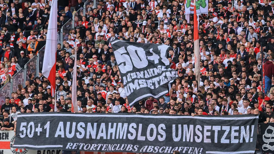 Die Meinung vieler Fans zur 50+1-Regel ist klar. (Archivbild) - Bild: Jan Woitas/dpa
