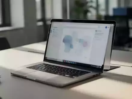 Nahaufnahme eines modernen Büroarbeitsplatzes mit Laptop und natürlichem Lichteinfall als Metapher für IT-Sicherheit. - Foto: über boerse-global.de