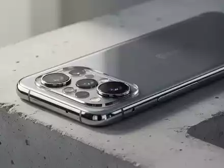 Detailaufnahme eines modernen Smartphones mit komplexem Kameramodul auf einer minimalistischen Oberfläche. - Foto: über boerse-global.de