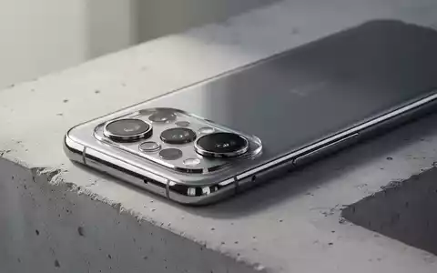 Detailaufnahme eines modernen Smartphones mit komplexem Kameramodul auf einer minimalistischen Oberfläche. - Foto: über boerse-global.de