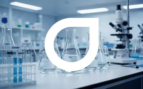 Moderne, sterile Laborumgebung mit wissenschaftlichen Geräten in blauem Licht, symbolisiert Biotech-Wachstum. - Foto: über boerse-global.de