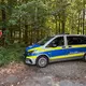 Nach dem Fund eines menschlichen Torsos sucht die Polizei rund um den Fundort in einem Waldstück nach Spuren. - Bild: Birgitta von Gyldenfeldt/dpa