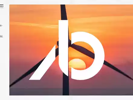 Moderne Windkraftanlage bei Sonnenaufgang als Symbol für langfristige Investitionen in erneuerbare Energien. - Foto: über boerse-global.de