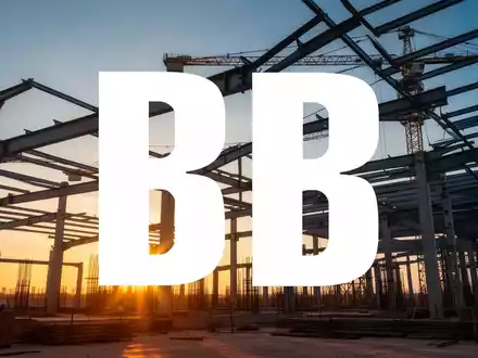 Moderne Baustelle bei Sonnenaufgang mit StahltrĂ€gern und KrĂ€nen, die industrielles Wachstum symbolisieren. - Foto: ĂŒber boerse-global.de