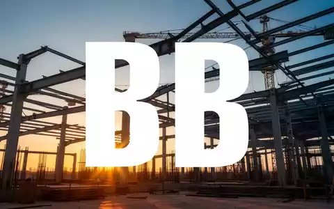 Moderne Baustelle bei Sonnenaufgang mit Stahlträgern und Kränen, die industrielles Wachstum symbolisieren. - Foto: über boerse-global.de