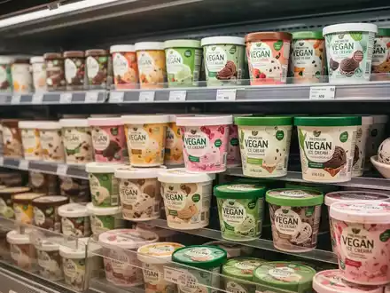 Eine Auswahl an veganen Speiseeis-Bechern in der Tiefkühltruhe eines Supermarktes. - Foto: über boerse-global.de