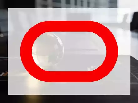Abstrakte Darstellung einer Finanzanalyse mit gedimmtem Licht und reflektierender Glaskugel auf einem Bürotisch. - Foto: über boerse-global.de