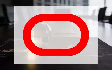 Abstrakte Darstellung einer Finanzanalyse mit gedimmtem Licht und reflektierender Glaskugel auf einem Bürotisch. - Foto: über boerse-global.de