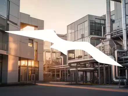 Moderne Industrieanlage bei Sonnenuntergang als Symbol für strategisches Unternehmenswachstum. - Foto: über boerse-global.de