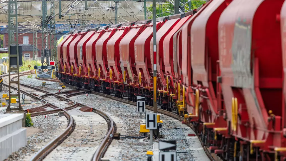 Die Bahn-Tochter DB Cargo bietet zusätzliche Gütertransporte an. (Archivbild) - Bild: Jens Büttner/dpa