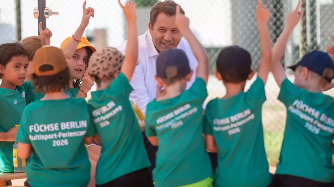 Klingbeil sprach mit Kindern in einem Berliner Sportcamp über seine Pläne.  - Bild: Christophe Gateau/dpa