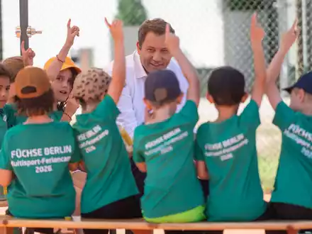 Klingbeil sprach mit Kindern in einem Berliner Sportcamp über seine Pläne.  - Foto: Christophe Gateau/dpa