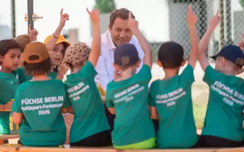 Klingbeil sprach mit Kindern in einem Berliner Sportcamp über seine Pläne.  - Foto: Christophe Gateau/dpa