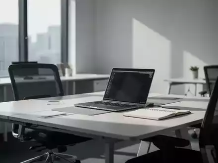 Moderner, leerer Büroarbeitsplatz mit Laptop und Notizbuch bei natürlichem Tageslicht. - Foto: über boerse-global.de