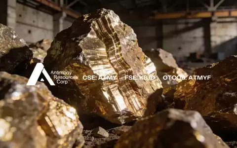Nahaufnahme von glänzenden, kristallinen Mineralerzen unter dramatischem Licht als Symbol für den Rohstoffmarkt. - Foto: über boerse-global.de
