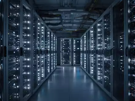 Reihen von hochmodernen Server-Racks in einem Rechenzentrum mit blauer und weißer LED-Beleuchtung. - Foto: über boerse-global.de