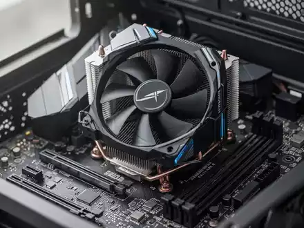 Nahaufnahme einer Computer-Hauptplatine mit Fokus auf den Prozessor und den Kühlkörper in einem modernen Arbeitsrechner. - Foto: über boerse-global.de