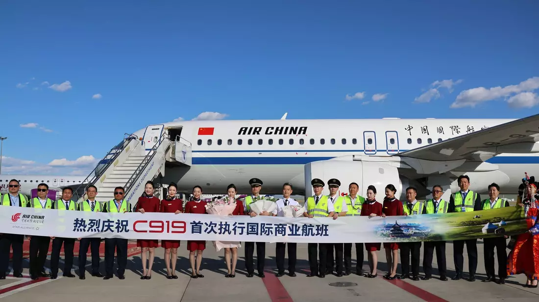 Das Passagierflugzeug vom Typ C919 nach dem ersten internationalen Flug von Peking nach Ulan Bator. Der Hersteller Comac will Airbus und Boeing Konkurrenz machen.  - Bild: Bolortsetseg/XinHua/dpa