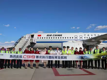 Das Passagierflugzeug vom Typ C919 nach dem ersten internationalen Flug von Peking nach Ulan Bator. Der Hersteller Comac will Airbus und Boeing Konkurrenz machen.  - Foto: Bolortsetseg/XinHua/dpa
