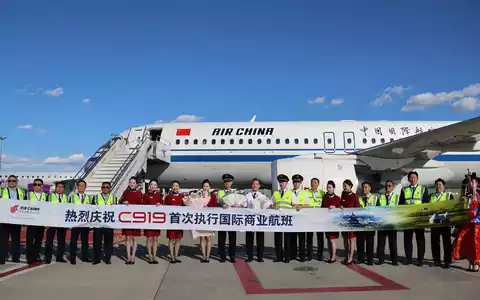 Das Passagierflugzeug vom Typ C919 nach dem ersten internationalen Flug von Peking nach Ulan Bator. Der Hersteller Comac will Airbus und Boeing Konkurrenz machen.  - Foto: Bolortsetseg/XinHua/dpa