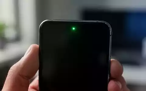 Ein leuchtend grüner Punkt am oberen Rand eines modernen Smartphone-Displays als Indikator für den Kamerazugriff. - Foto: über boerse-global.de