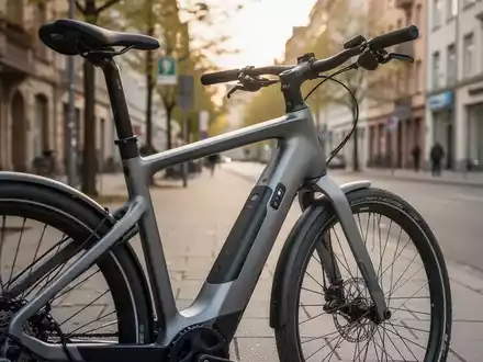 Ein hochwertiges E-Bike steht auf einem städtischen Gehweg in der Nachmittagssonne als Symbol für moderne GPS-Sicherheitstechnik. - Foto: über boerse-global.de