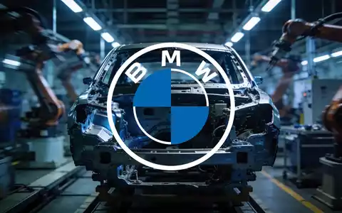 Moderne, technologische Fertigungsstraße in einer Automobilfabrik mit gedimmter, atmosphärischer Beleuchtung. - Foto: über boerse-global.de