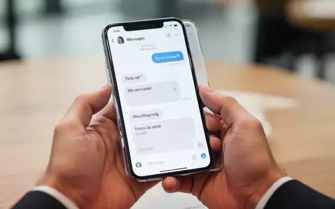 Nahaufnahme einer Hand, die ein Smartphone hält, auf dessen Display eine Nachrichten-App mit Chatverlauf zu sehen ist. - Foto: über boerse-global.de