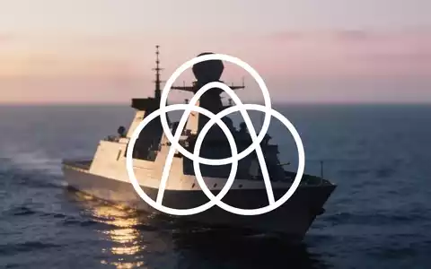 Silhouette eines modernen Marineschiffs auf ruhigem Wasser bei Dämmerung, symbolisiert industrielle maritime Technik. - Foto: über boerse-global.de