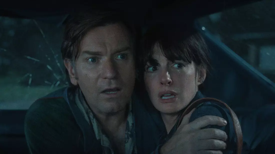 Spielen ein Ehepaar, das zusammenhalten muss: Ewan McGregor und Anne Hathaway. - Bild: -/Courtesy Warner Bros. Pictures/dpa
