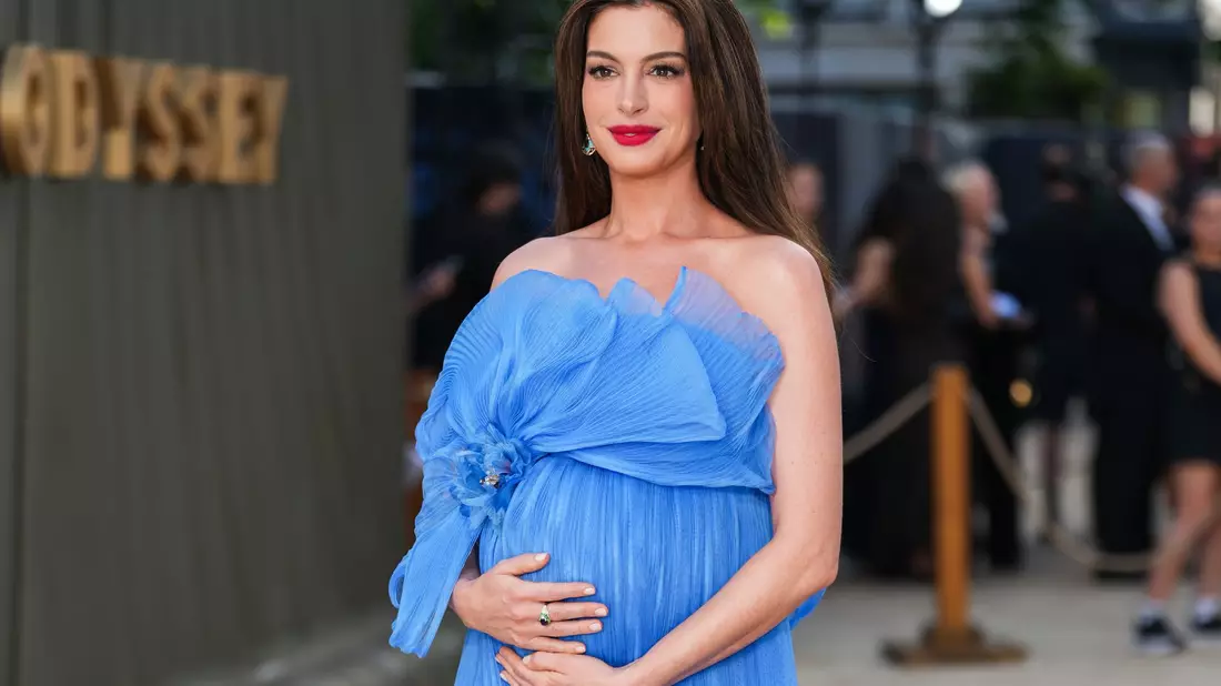 Hathaway erwartet ihr drittes Kind. (Archivbild) - Bild: Scott A Garfitt/Invision/AP/dpa