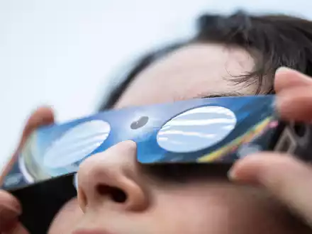 In vielen Ländern der Welt können Menschen heute die Sonnenfinsternis verfolgen. (Symbolbild) - Foto: Marijan Murat/dpa