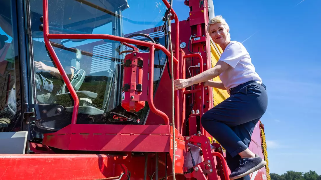 Schwesig gibt sich auf ihrer Wahlkampftour als Garant für Stabilität und Demokratie gegen die AfD - und verärgert damit auch andere politische Parteien. - Bild: Jens Büttner/dpa
