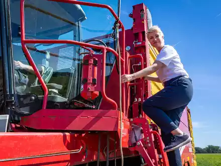 Schwesig gibt sich auf ihrer Wahlkampftour als Garant für Stabilität und Demokratie gegen die AfD - und verärgert damit auch andere politische Parteien. - Foto: Jens Büttner/dpa