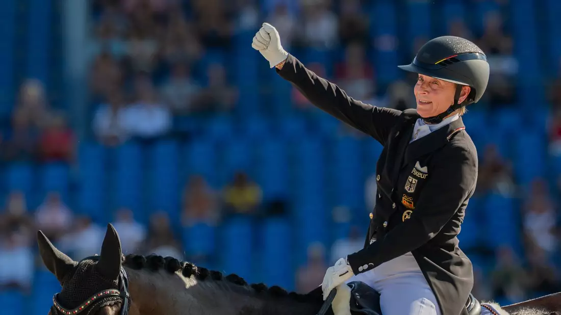 Jubelt nach ihrer Gold-Vorstellung im Team-Finale: Isabell Werth. - Bild: Rolf Vennenbernd/dpa