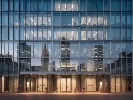 Modernes Bankgebäude in Frankfurt am Main bei Dämmerung. - Foto: über boerse-global.de