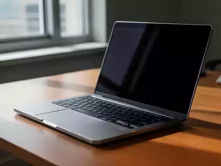 Ein moderner Laptop auf einem Schreibtisch in einer professionellen Büroumgebung bei natürlichem Licht. - Foto: über boerse-global.de