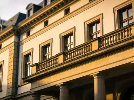 Die Frankfurter Börse bei Tageslicht vor neutralem Hintergrund. - Foto: über boerse-global.de