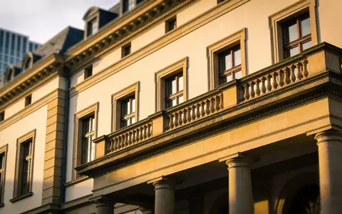 Die Frankfurter Börse bei Tageslicht vor neutralem Hintergrund. - Foto: über boerse-global.de