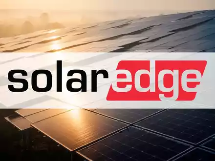 Moderne Solarpark-Anlage bei Sonnenuntergang als Symbol für erneuerbare Energien. - Foto: über boerse-global.de